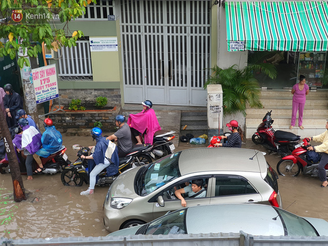 TP.HCM: Sáng nắng gắt, chiều mưa lớn kinh hoàng khiến người dân ướt sũng, bì bõm dắt xe lội nước - Ảnh 10.