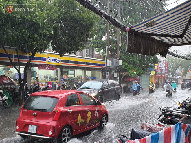 TP.HCM: Sáng nắng gắt, chiều mưa lớn kinh hoàng khiến người dân ướt sũng, bì bõm dắt xe lội nước - Ảnh 17.