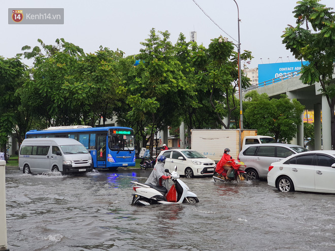 TP.HCM: Sáng nắng gắt, chiều mưa lớn kinh hoàng khiến người dân ướt sũng, bì bõm dắt xe lội nước - Ảnh 2.