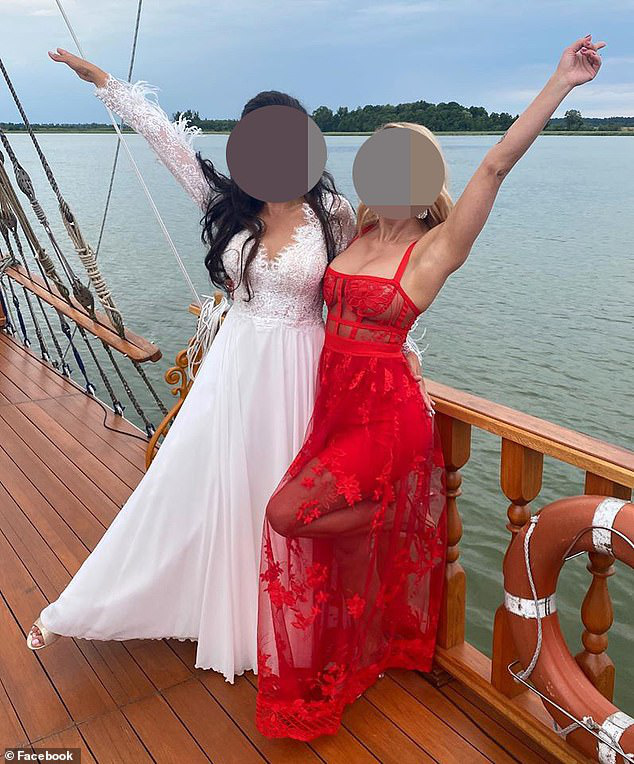 Mặc váy đỏ sexy chiếm hết cả spotlight của cô dâu khi dự đám cưới, nữ khách mời bị cư dân mạng chỉ trích kịch liệt - Ảnh 1.