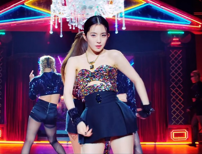 Irene và Yeji (ITZY) đọ vẻ sexy khi đụng áo, bất ngờ nhất là Lisa cũng diện nhưng lại rén hơn hẳn - Ảnh 1.