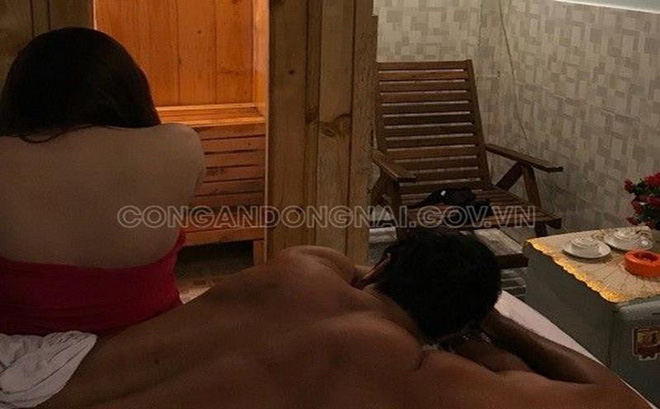 Bắt quả tang nữ nhân viên massage khoả thân kích dục cho khách - Ảnh 1.