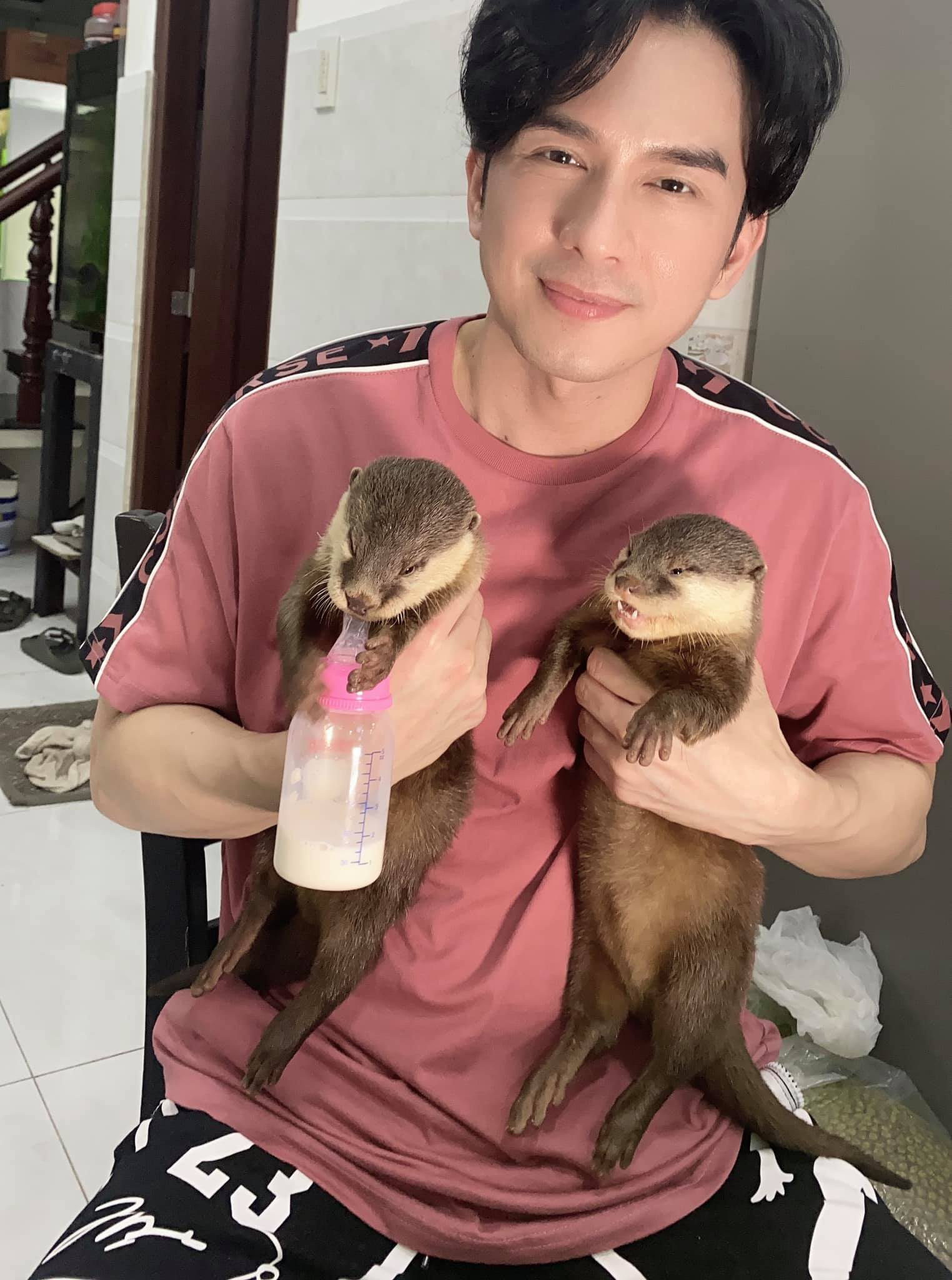 Đan Trường tặng lại 2 chú rái cá cho sở thú, hy vọng