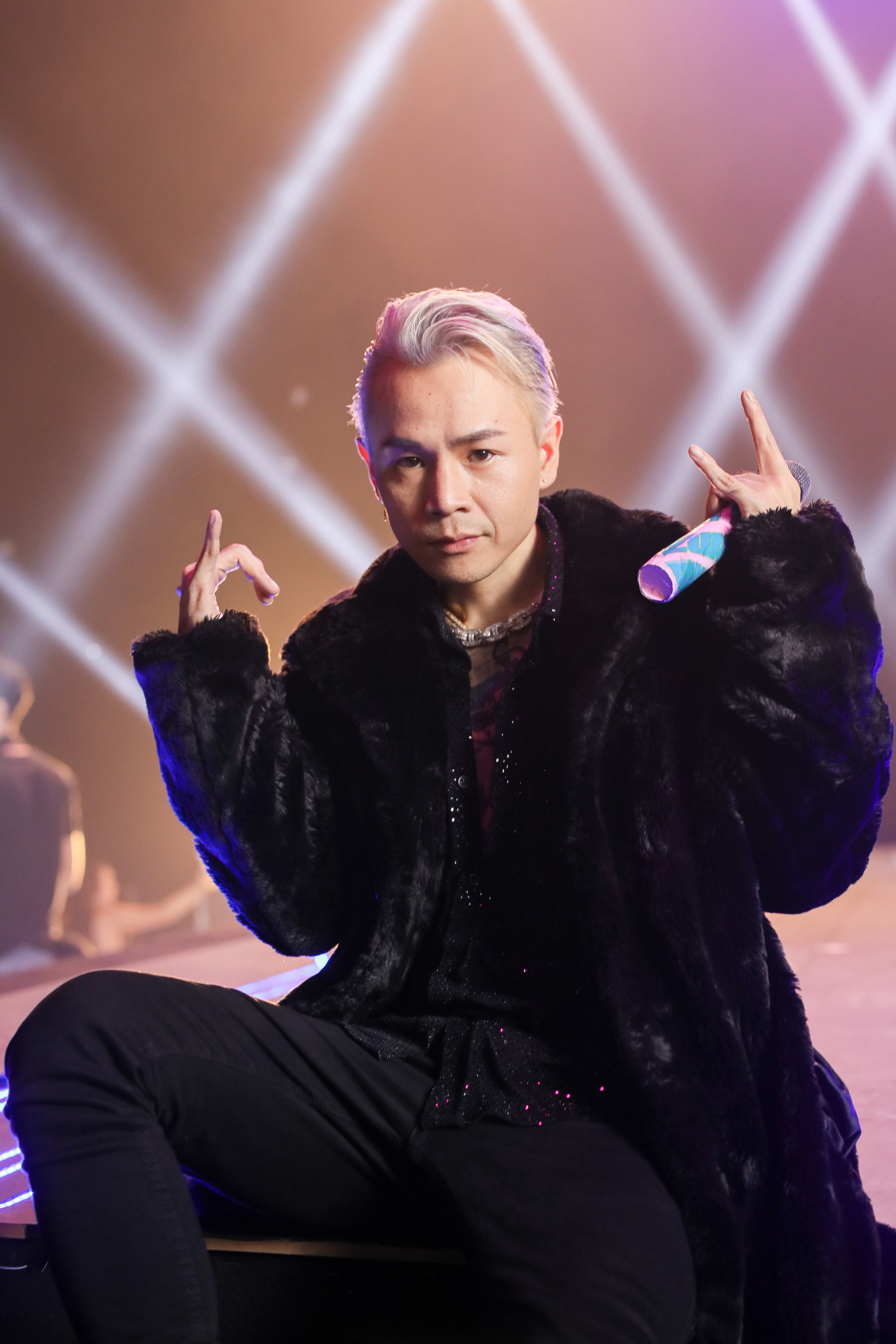 &ldquo;Bigcityboi&rdquo; - Binz tiếp tục khoe sự bad boy v&agrave; đ&agrave;o hoa độc t&ocirc;n trong nhạc Việt - Ảnh 2.