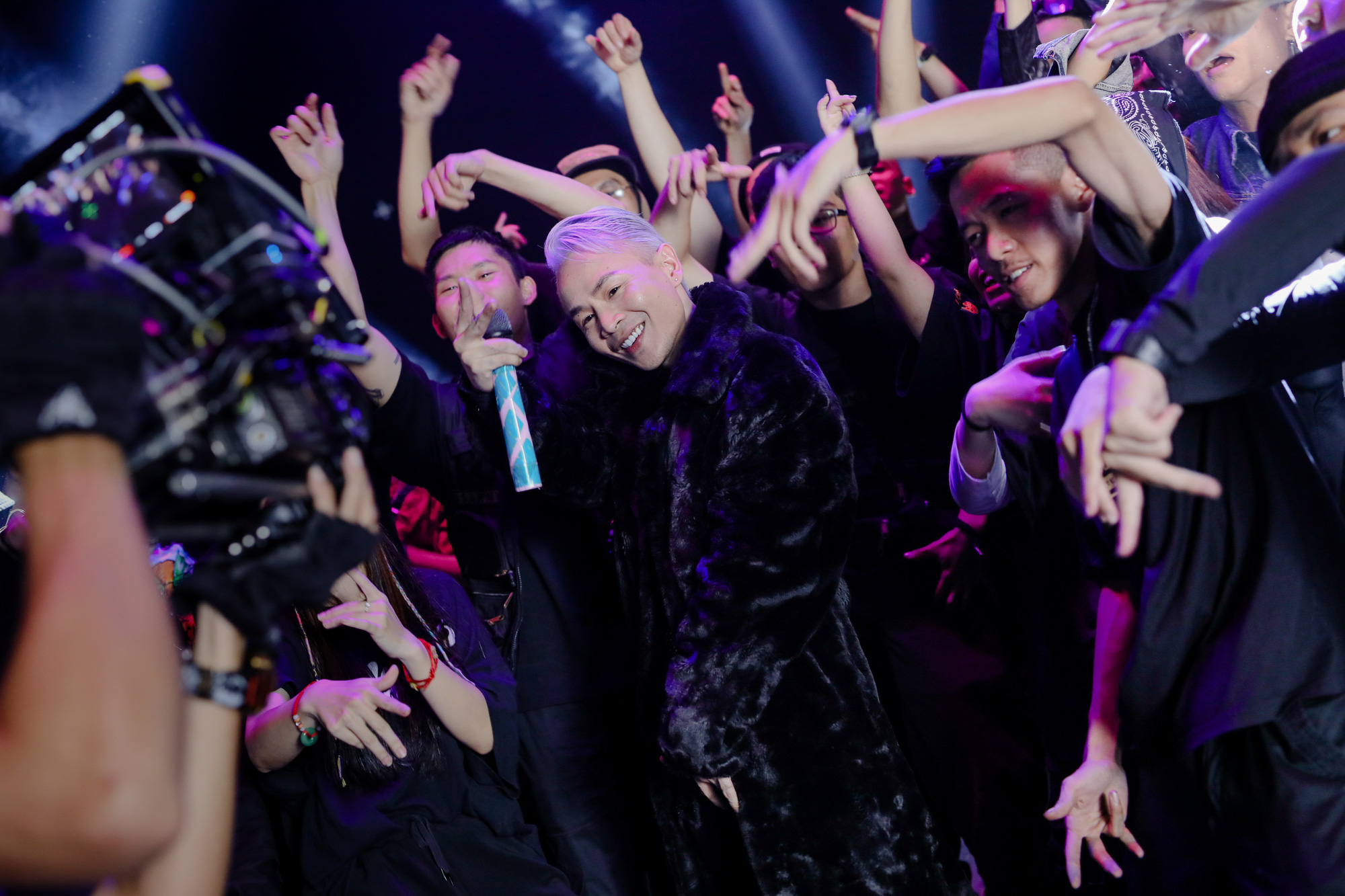 &ldquo;Bigcityboi&rdquo; - Binz tiếp tục khoe sự bad boy v&agrave; đ&agrave;o hoa độc t&ocirc;n trong nhạc Việt - Ảnh 6.