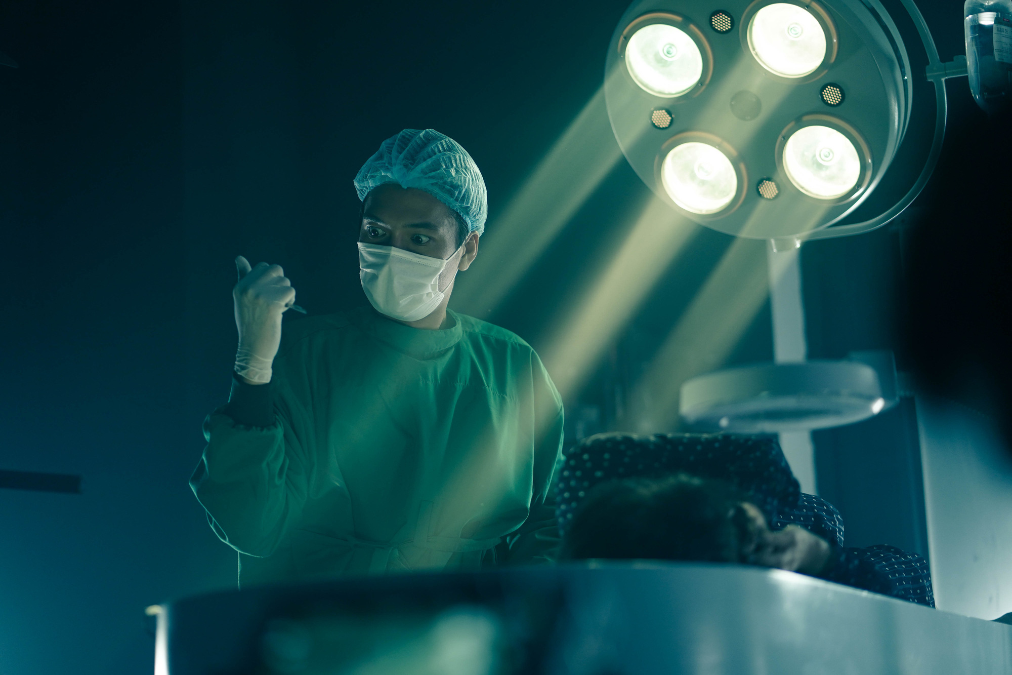 Bằng Chứng V&ocirc; H&igrave;nh: D&agrave;n diễn vi&ecirc;n chất lượng kh&ocirc;ng thua g&igrave; bản gốc nhưng nội dung đ&aacute;ng tiếc nhẹ - Ảnh 9.