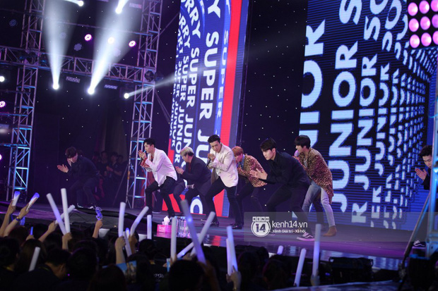 Khi sao Kpop diễn tại Việt Nam: HyunA, iKON, WINNER gây nức lòng fan Việt, Super Junior làm nổ tung sân khấu và còn nhiều hơn thế - Ảnh 4.