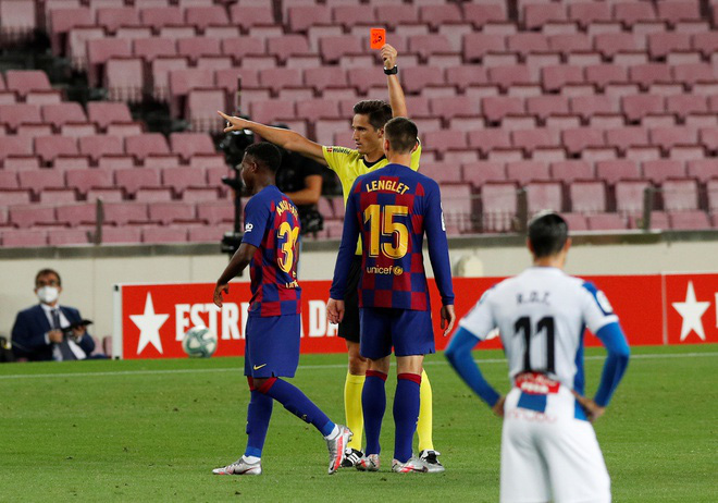 Messi và Barca nhọc nhằn đánh bại kẻ thù không đội trời chung trong trận cầu có số thẻ đỏ nhiều hơn bàn thắng - Ảnh 2.