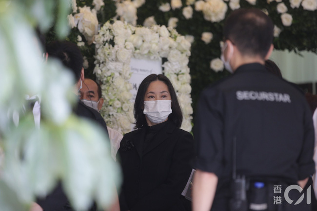 Khung cảnh tại tang lễ Vua sòng bài Macau ngày thứ 2: Người dân mang di ảnh đến viếng, quan chức cấp cao và giới doanh nhân cũng có mặt - Ảnh 2.