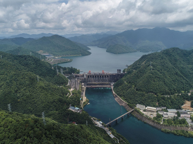 Đập thủy điện Trung Quốc xả lũ: Mặt sông tựa như mặt biển, như cuồng phong gào thét - Ảnh 4.