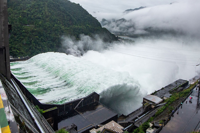 Đập thủy điện Trung Quốc xả lũ: Mặt sông tựa như mặt biển, như cuồng phong gào thét - Ảnh 6.