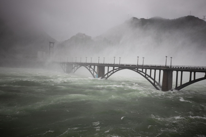 Đập thủy điện Trung Quốc xả lũ: Mặt sông tựa như mặt biển, như cuồng phong gào thét - Ảnh 8.