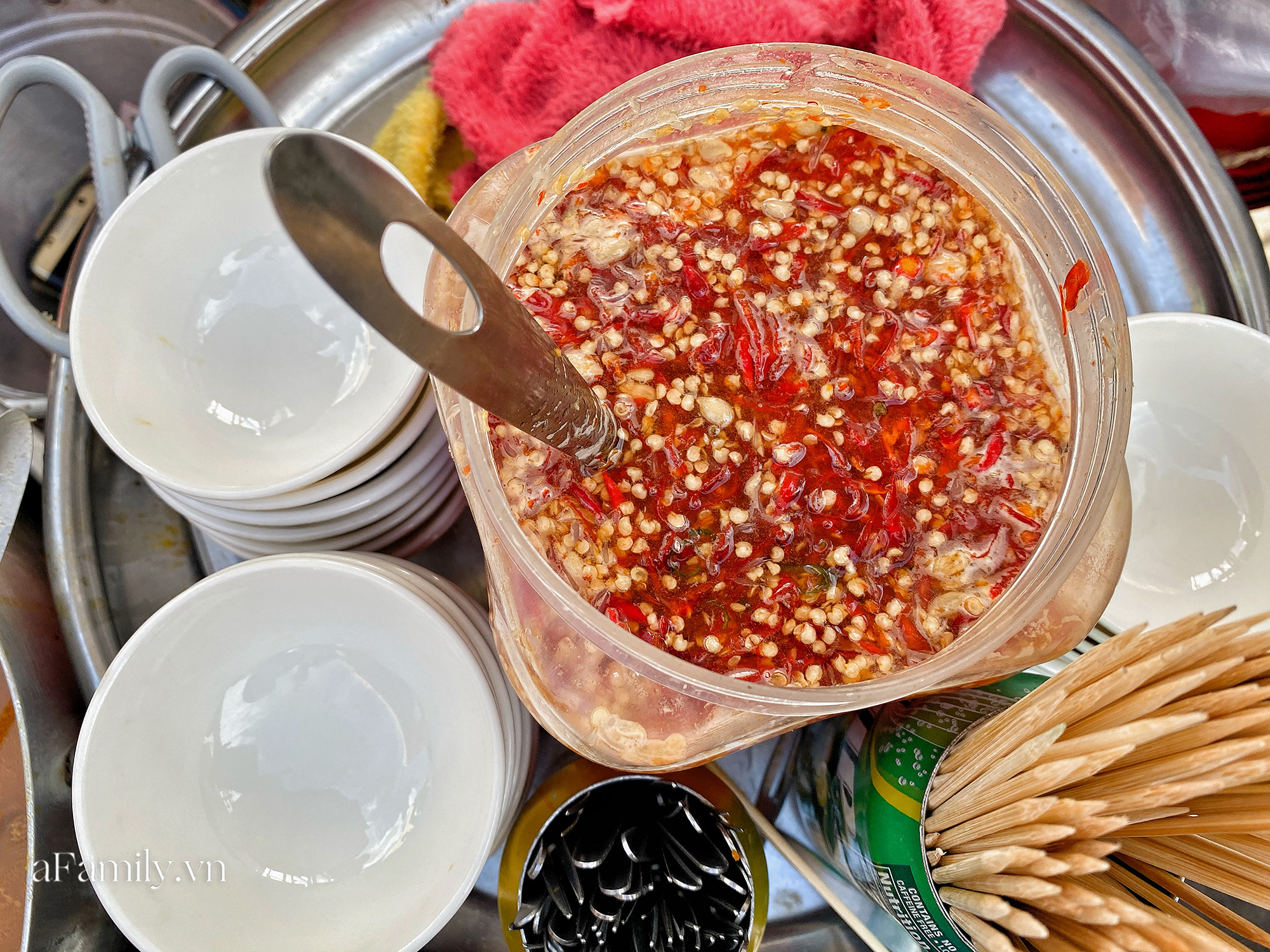 H&agrave;ng ph&aacute; lấu 30 năm tuổi nổi tiếng đắt nhất S&agrave;i G&ograve;n ở khu chợ Lớn quận 5 nay đ&atilde; vượt mốc hơn nửa triệu/kg, vẫn độc quyền m&ugrave;i vị v&agrave; kh&aacute;ch tứ phương đều t&igrave;m tới ăn - Ảnh 6.