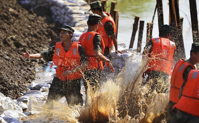 Trung Quốc: Vỡ đê Trường Giang vì mưa lớn, hơn 9.000 người chạy lũ trong đêm - Ảnh 1.