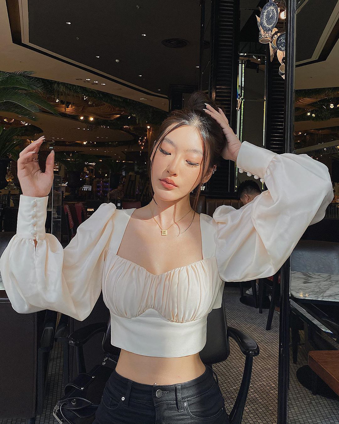 Crop top cổ vuông vừa sexy lại sang chảnh, nàng nào diện lên cũng xinh xẻo hơn vài phần - Ảnh 2.