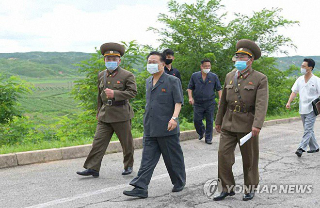 Triều Tiên thắt chặt kiểm soát các lối vào thủ đô ngăn chặn dịch bùng phát - Ảnh 1.