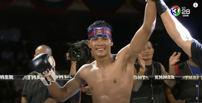  Đặc nhiệm Campuchia tung pha c&ugrave;i chỏ &ldquo;thần sầu&rdquo; l&agrave;m đối thủ đổ m&aacute;u, gục ng&atilde; &ecirc; chề - Ảnh 2.