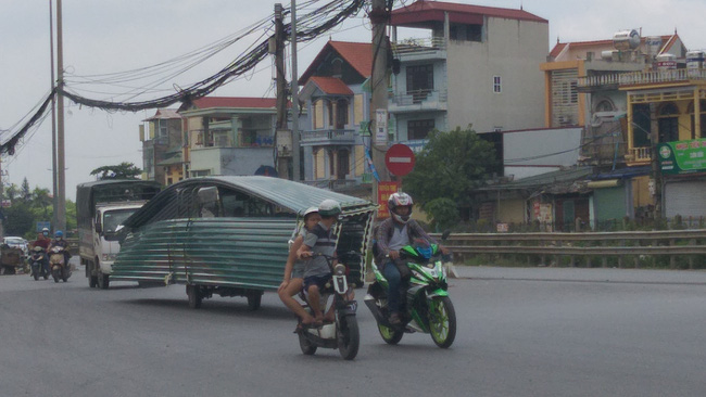 Hà Nội: Kinh hãi song hành cùng chiếc xe lạ dài ngoằng, vừa đi vừa vẫy đuôi trên đường - Ảnh 3.