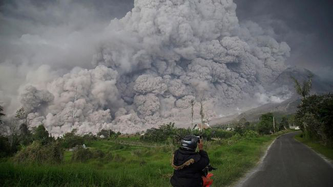 Núi lửa Sinabung (Indonesia) phun trào nhiều lần, cảnh báo dung nham lạnh - Ảnh 1.