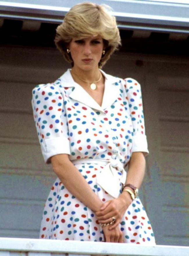 Ngắm Công nương Diana để biết thế nào là đỉnh cao sang trọng khi diện đồ chấm bi, con dâu Kate và Meghan chạy dài không theo kịp - Ảnh 18.