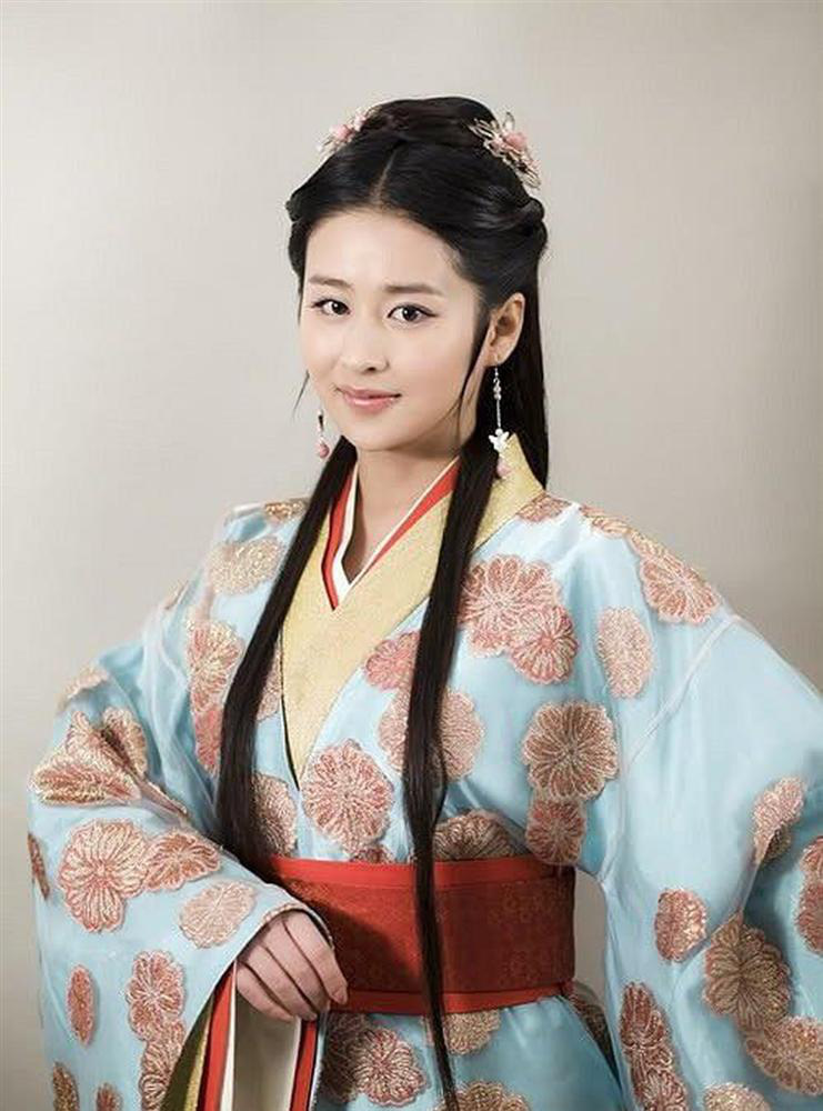 Tứ đại mỹ nhân lạ lùng nhất màn ảnh Hoa ngữ: Vương Chiêu Quân già quá tuổi, Điêu Thuyền nặng tới 100kg - Ảnh 1. Tứ đại mỹ nhân lạ lùng nhất màn ảnh Hoa ngữ: Vương Chiêu Quân già quá tuổi, Điêu Thuyền nặng tới 100kg - Ảnh 1.