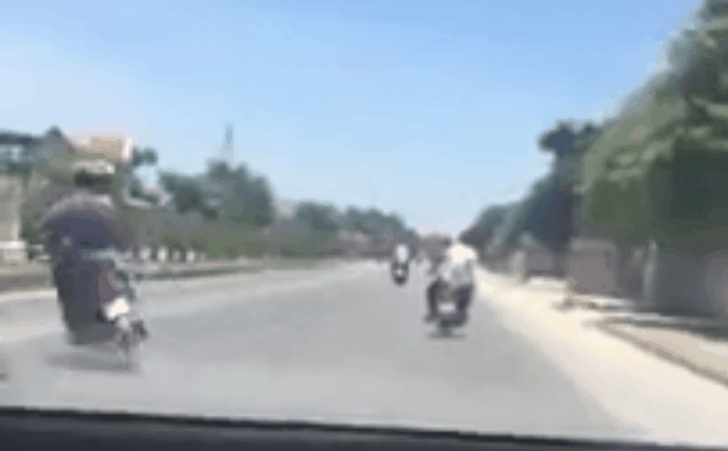 Nhóm 7 thanh thiếu niên lạng lách đánh võng, chèn ép xe trên Quốc lộ 1A - Ảnh 1.