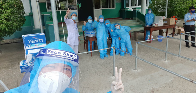 &Ocirc;ng chủ doanh nghiệp bỏ việc, vợ chồng bỏ nh&agrave;... để chạy xe, bốc h&agrave;ng cứu trợ giữa t&acirc;m dịch Covid-19 - Ảnh 10.