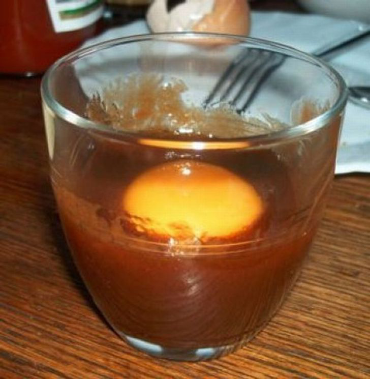 Яйца с похмелья. Коктейль с сырым желтком. Непонятный напиток. Отвратительные коктейли. Странный напиток в стакане.