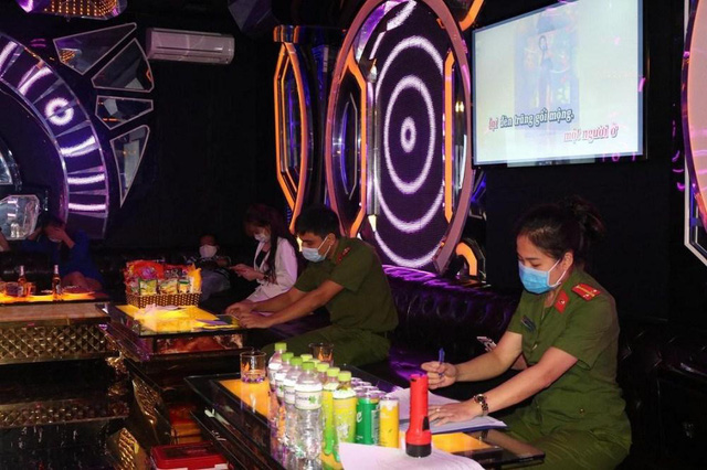 Hải Ph&ograve;ng: Bất chấp lệnh cấm, karaoke vẫn hoạt động trong dịch COVID-19 - Ảnh 1.