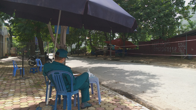 H&agrave; Nội phong tỏa qu&aacute;n bia Lộc Vừng, nơi người đ&agrave;n &ocirc;ng nghi mắc Covid-19 tới thăm con g&aacute;i - Ảnh 3.