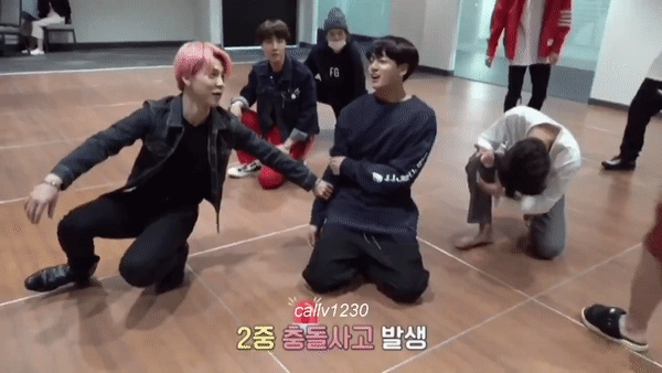 Jimin bất cẩn 1 giây mà Jungkook và V dính “liên hoàn cước”, tưởng chuyện nhỏ nhưng ARMY tranh cãi gay gắt vì cậu út bị ngó lơ? - Ảnh 3.