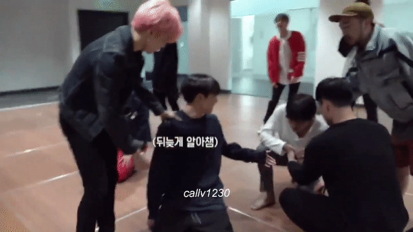 Jimin bất cẩn 1 giây mà Jungkook và V dính “liên hoàn cước”, tưởng chuyện nhỏ nhưng ARMY tranh cãi gay gắt vì cậu út bị ngó lơ? - Ảnh 4.