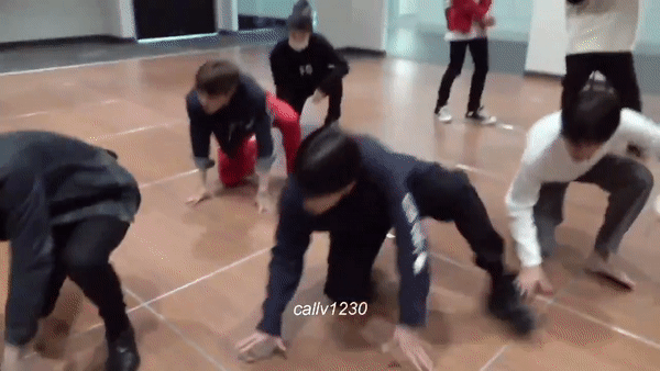 Jimin bất cẩn 1 giây mà Jungkook và V dính “liên hoàn cước”, tưởng chuyện nhỏ nhưng ARMY tranh cãi gay gắt vì cậu út bị ngó lơ? - Ảnh 2.