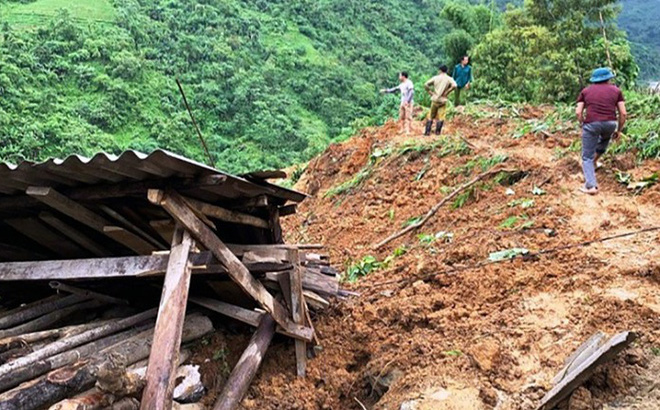 Sạt lở đất đá lúc rạng sáng khiến 2 anh em tử vong thương tâm - Ảnh 1.