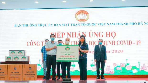 Bệnh viện Đa khoa Hồng Ngọc tặng 20.000 bộ môi trường lấy mẫu xét nghiệm Covid-19 cho Hà Nội - Ảnh 1.