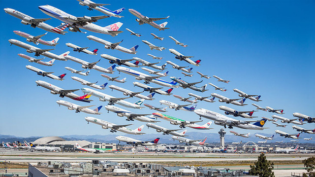 Ngoạn mục hàng trăm máy bay cất cánh cùng lúc như thể tắc đường hàng không cùng loạt khoảnh khắc ở sân bay khiến ai cũng ngạc nhiên - Ảnh 1.