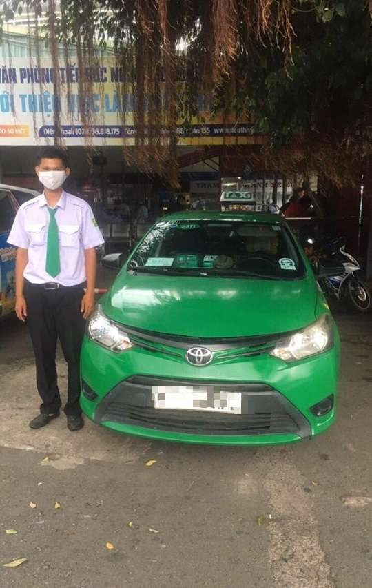 TP.HCM: Cô gái bị thanh niên đi SH giật dây chuyền, tài xế taxi “tung cước” hạ gục tên cướp - Ảnh 2.