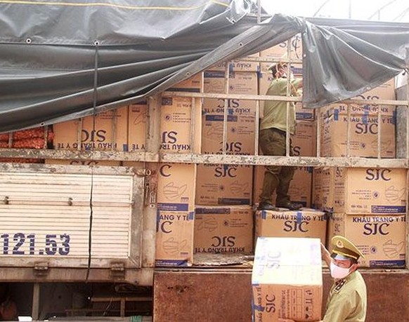  Bắt xe tải chở 390.000 khẩu trang y tế kh&ocirc;ng r&otilde; nguồn gốc từ TP HCM ra Bắc  - Ảnh 1.