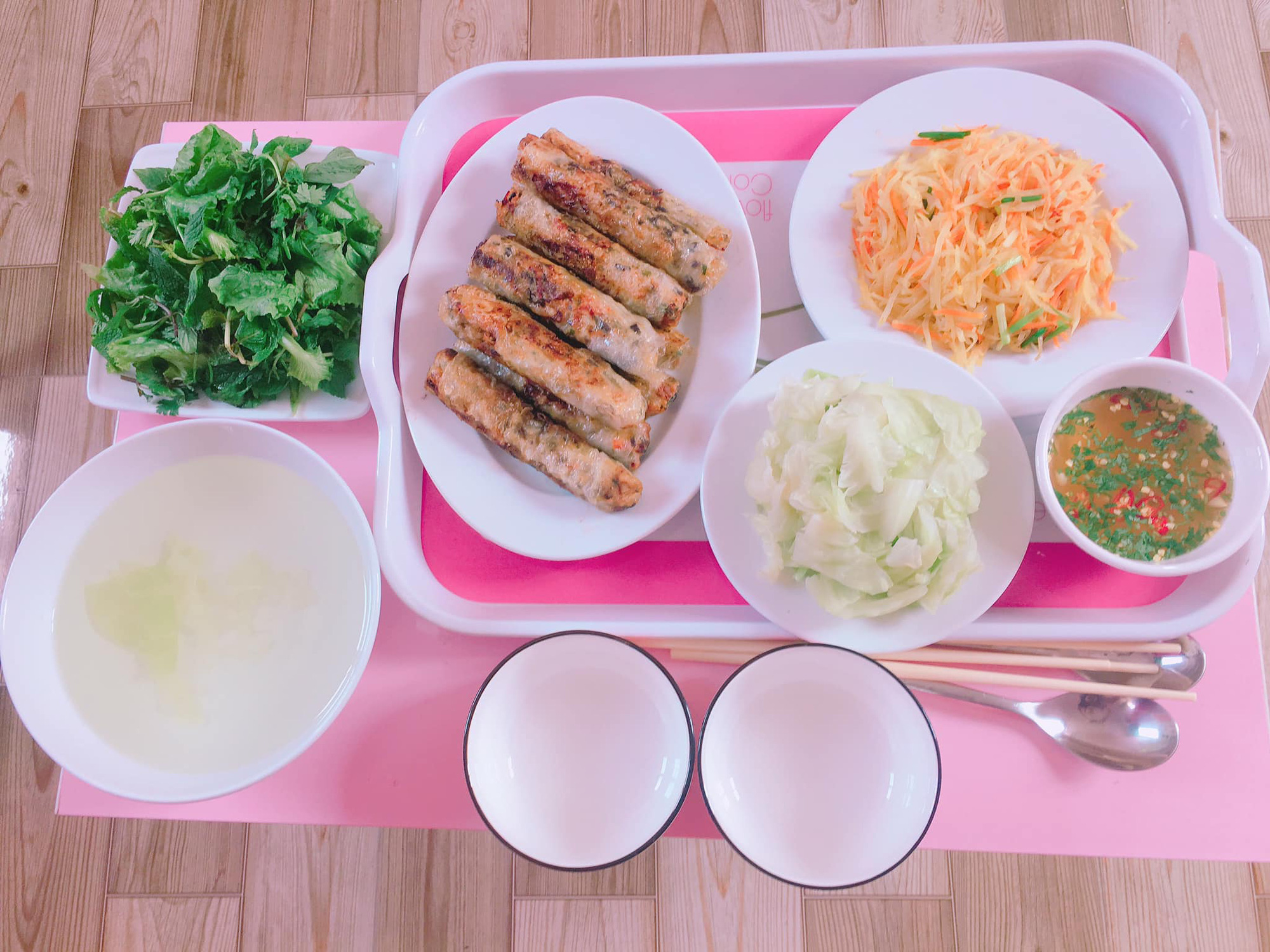 Những bữa cơm dinh dưỡng rực rỡ sắc màu của các cô giáo trường chuyên  Nguyễn Trãi