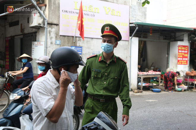 Hà Nội: Công an ra quân nhắc nhở người dân đeo khẩu trang chống COVID-19 trước khi tiến hành xử phạt - Ảnh 15.