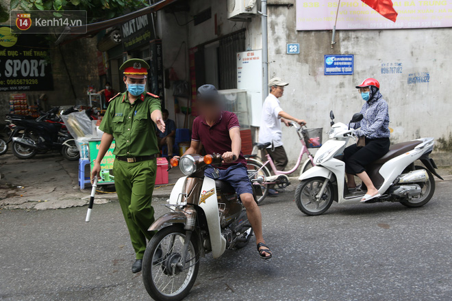 Hà Nội: Công an ra quân nhắc nhở người dân đeo khẩu trang chống COVID-19 trước khi tiến hành xử phạt - Ảnh 11.