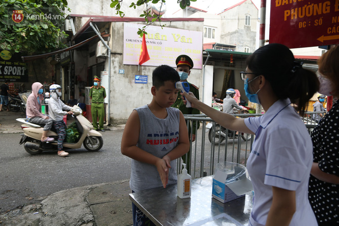 Hà Nội: Công an ra quân nhắc nhở người dân đeo khẩu trang chống COVID-19 trước khi tiến hành xử phạt - Ảnh 19.