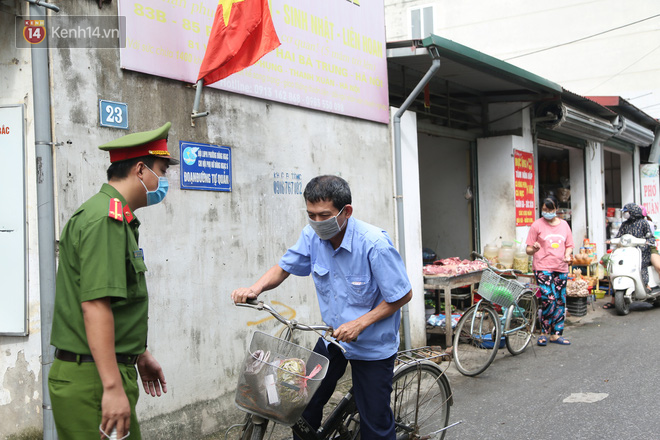 Hà Nội: Công an ra quân nhắc nhở người dân đeo khẩu trang chống COVID-19 trước khi tiến hành xử phạt - Ảnh 13.