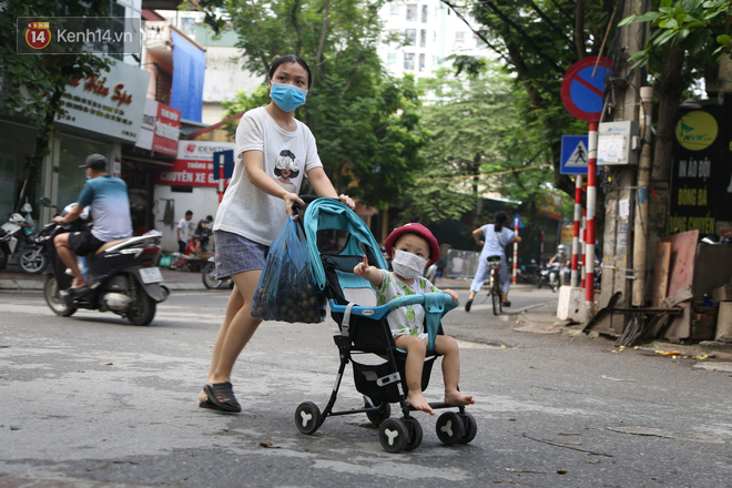 Hà Nội: Công an ra quân nhắc nhở người dân đeo khẩu trang chống COVID-19 trước khi tiến hành xử phạt - Ảnh 10.