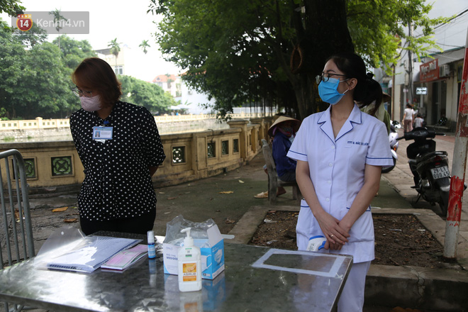 Hà Nội: Công an ra quân nhắc nhở người dân đeo khẩu trang chống COVID-19 trước khi tiến hành xử phạt - Ảnh 8.