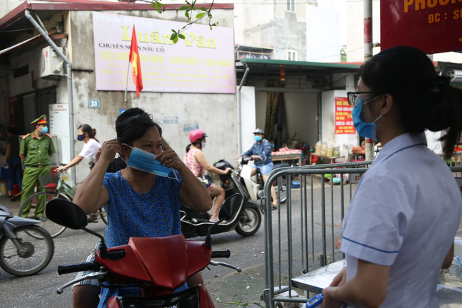 Hà Nội: Công an ra quân nhắc nhở người dân đeo khẩu trang chống COVID-19 trước khi tiến hành xử phạt - Ảnh 14.