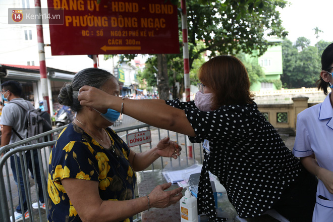 Hà Nội: Công an ra quân nhắc nhở người dân đeo khẩu trang chống COVID-19 trước khi tiến hành xử phạt - Ảnh 16.