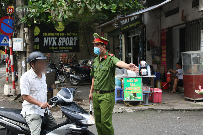 Hà Nội: Công an ra quân nhắc nhở người dân đeo khẩu trang chống COVID-19 trước khi tiến hành xử phạt - Ảnh 12.