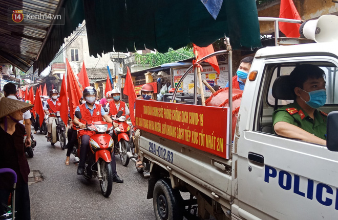 Hà Nội: Công an ra quân nhắc nhở người dân đeo khẩu trang chống COVID-19 trước khi tiến hành xử phạt - Ảnh 3.