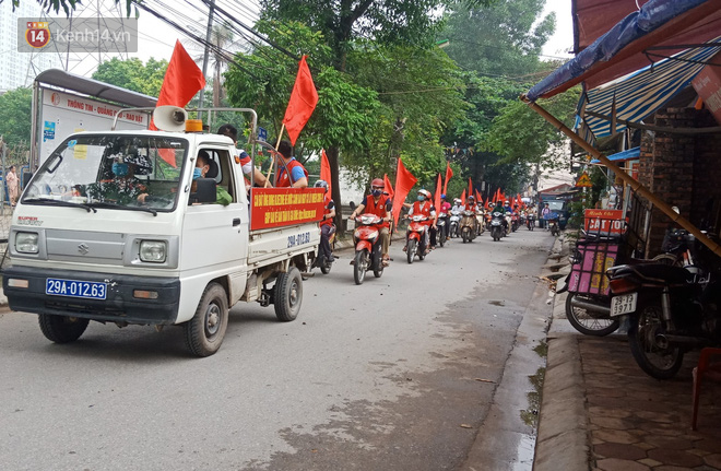 Hà Nội: Công an ra quân nhắc nhở người dân đeo khẩu trang chống COVID-19 trước khi tiến hành xử phạt - Ảnh 2.